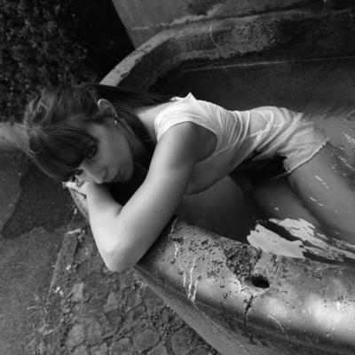 SHOOTING 28 06 2010 FOUNTAIN GIRL